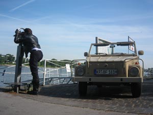 Frank Boese mit VW 181 am Rhein
